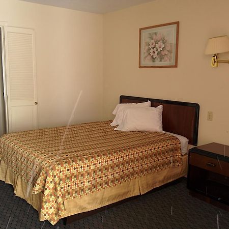 Economy Inn Toledo-Перрисберг Экстерьер фото