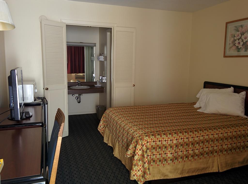 Economy Inn Toledo-Перрисберг Номер фото