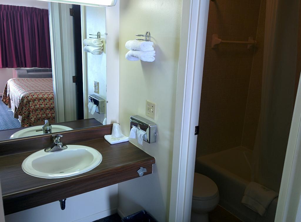 Economy Inn Toledo-Перрисберг Номер фото