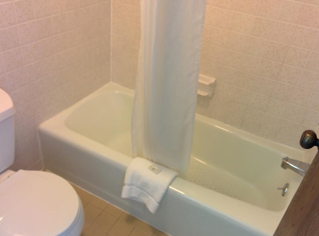 Economy Inn Toledo-Перрисберг Номер фото